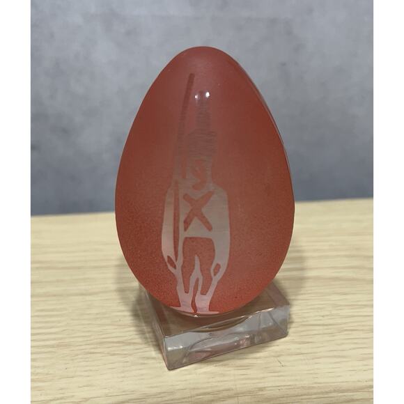 Glass Paperweight Egg Etched Nutcracker Soldier Design Pink Great Condition - Picture 2 of 6